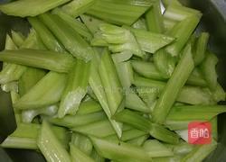 芹菜木耳炒香肠的做法图解2