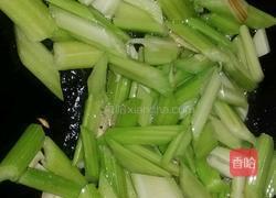 芹菜木耳炒香肠的做法图解4
