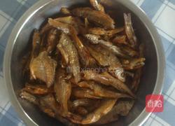 青椒小干鱼的做法图解1