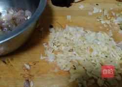 韭菜鸡蛋虾仁饺子的做法图解3