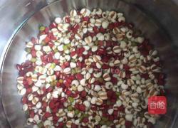红豆薏米莲子粥的做法图解2