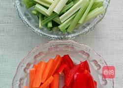 西芹炒鱿鱼的做法图解2