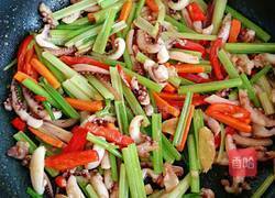 西芹炒鱿鱼的做法图解7