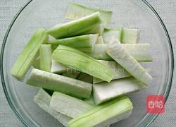 剁椒丝瓜炒鸡蛋的做法图解1