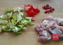 青椒炒雞塊的做法圖解1