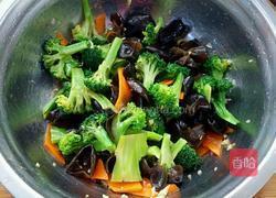 西兰花拌木耳的做法图解9