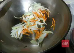 Illustration of how to make fried noodles with onions and eggs 5