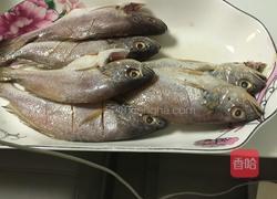 煎黄花鱼的做法图解2