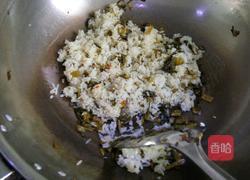 酸菜炒饭的做法图解5
