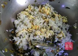 Illustration of how to make pickled cabbage fried rice 6