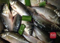 油炸小鲫鱼的做法图解1