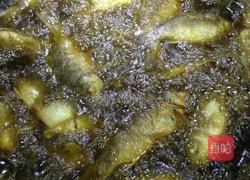 油炸小鲫鱼的做法图解3