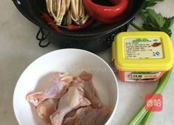 茶树菇干锅鸡的做法图解1