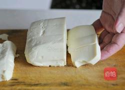皮蛋拌豆腐的做法图解1