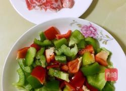 青红椒炒牛肉的做法图解2