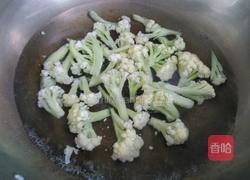 培根炒菜花的做法图解2