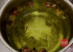 玫瑰枸杞菊花茶的做法图解2