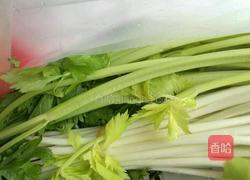 五花肉炒西芹的做法图解2