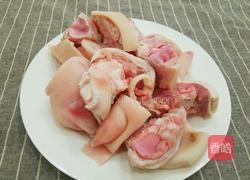 黄豆花生炖猪蹄的做法图解1