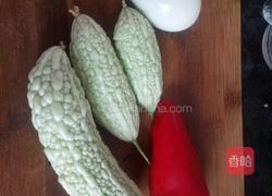 咸蛋黄炒苦瓜的做法图解1