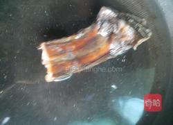 腊排骨炖海带的做法图解2