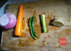 胡萝卜回锅肉的做法图解1