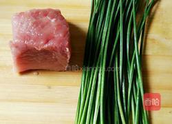 韭菜花炒肉丝的做法图解1