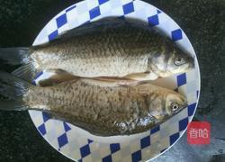 奶汤鲫鱼的做法图解1