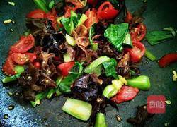 鸡蛋西红柿木耳的做法图解5