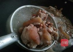 猪脚花生煲的做法图解3
