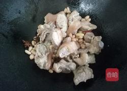 猪脚花生煲的做法图解8