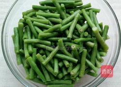 豇豆炒腊肉的做法图解2