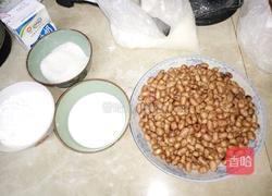 挂霜花生的做法图解1