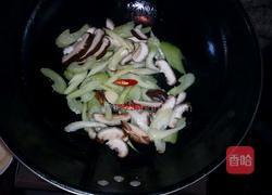 西芹炒香菇的做法图解5