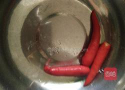 螃蟹沾辣酱的做法图解1