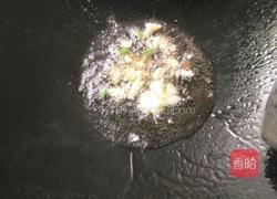 螃蟹沾辣酱的做法图解2