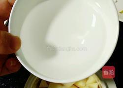 冰糖炖雪梨的做法图解3