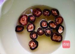 香菇山药瘦肉面片汤的做法图解1