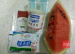 牛奶西瓜冰棒的做法图解1