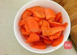 胡萝卜炒五花肉的做法图解1