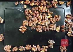 挂霜核桃的做法图解2