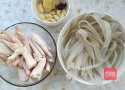 鸡爪炖粉条的做法图解1