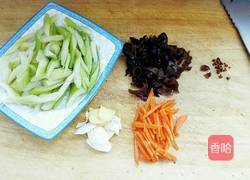 木耳炒芹菜的做法图解1
