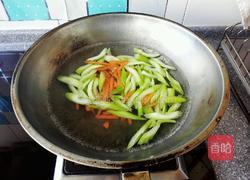 木耳炒芹菜的做法图解3