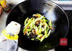 木耳炒芹菜的做法图解8