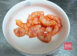 菠萝海鲜炒饭的做法图解2