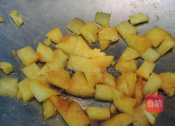 菠萝海鲜炒饭的做法图解5