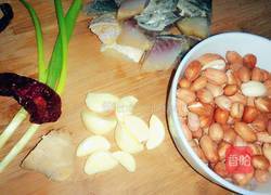 咸鱼炖花生的做法图解3