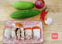 苦瓜炒烧肉的做法图解1