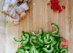 苦瓜炒烧肉的做法图解2